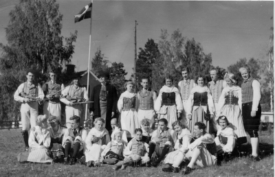 Vimmerby folkdanslag 1950 före resan till Finland. Stående från vänster  1. Aronsson,  2. Paul Johansson Konsum,  3. Paul Lind Vaktmästare,  4. Nils Kullander Ledare,  5. Linnea Thörn- Pettersson,  6. Gunnar Nilsson Kontorist,  7. Margareta Karlberg Fru,  8. Helge Karlsson Verkmästare,  9. Ann Mari Lönngren,  Gunnar Johansson Vaktmästare,  11, ?  12?                        Sittande från vänster.  13, ? 14. Ruth Lind Fru,  15, ?   16. Asta Johansson Fru,  17. Nils Jonsson Vaktmästare,  18. Ann Mari Jonsson,  19. Leif Berggren, 20. ? 21. ?          22.  Axel Karlsson, 23. ?  24. Eva Sandberg   
