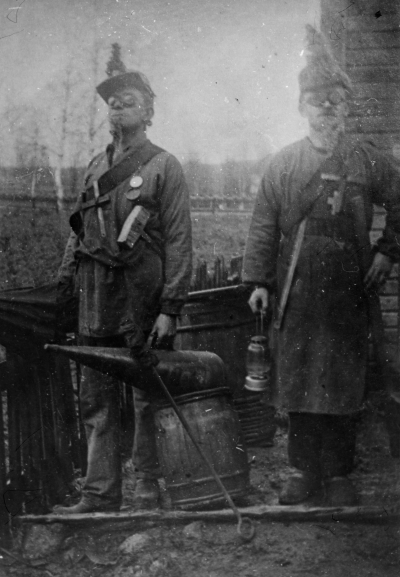 Från vänster  Karl Andersson, för tapperhet i fält, Karl Johansson, båda hemkomna från beredskapstjänst. Minne från Mariannelund. 