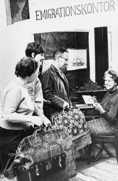 Vimmerby Emigrationsutställning på rådhuset. Från vänste 3.  Andersson Kalmar, 4.  Dagmar Selling "landsantikvarie".          