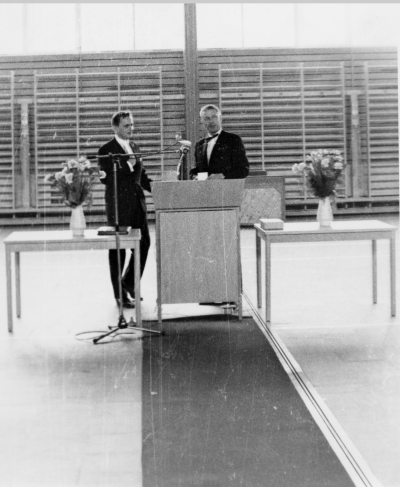 Idrotthallens invigning  Från vänster 1. Olof Palme  2. Stig Alemyr ordförande i S.F. rektor  1968           .