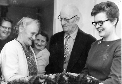 4. Nelson ( Svenskamerikan )  5. Iris Åström, bosatt i Tuna.             