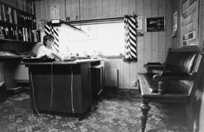 Dokumentationsfotografering av tillverkningsprocessen på Snickargården.
Vårvintern 1988
Tillverkning av fransk pardörr.
Avbildade personer:
Tönnes Andersson
Bernth Ericsson
Lillan Ericsson
Alvar Andersson
Bildmaterialet användes senare till en skärmutställning om Snickargården som visades på Vimmerby Bibliotek
