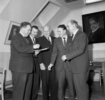 Arbetarkommunen
Från vänster: 1. Paul Wallerström 2. Allan Nilsson 3. Gunnar Persson 4. Tage Gustafsson 5. ? Kjällström 

Dok.111021/KG