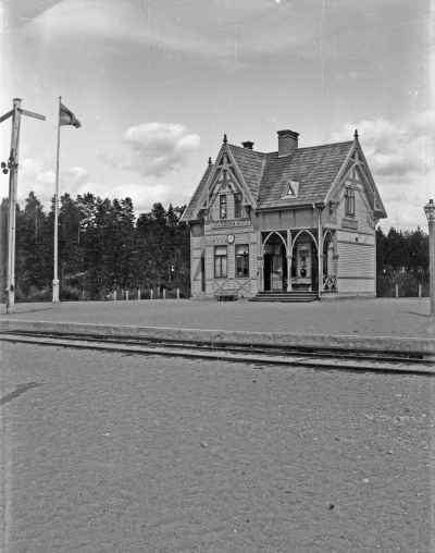 Stationshuset Södra Vi i seklets början.
1914 var Ekenstam stins här och efter honom Johan Bohm
Brändes ner i början på 1980-talet. Nytt stationshus började byggs 1985.