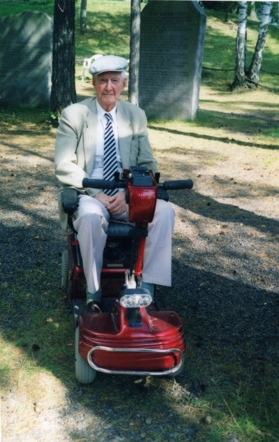 Allan Jonssons egen dokumentation: " Ivar Gustavsson som jag hade ett härligt samarbete med i många år, med historik och musik vid Visans Skepp i Storebro.
Allan Jonsson 22 augusti 2001."