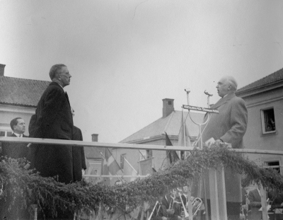 Severin talar på torget.  Från vänster  1. Friherre Palmstierna, sekreterare hos kungen, 2. Kung Gustav VI Adolf,  3. Emil Severin häradshövding och S.F. ordförande.           