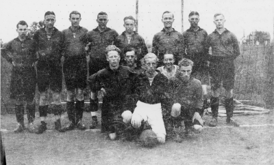 Stående från vänster  1. Tore Risberg, Typograf  2. Sture Beijer, Järnsvarvare  3. Ingemar Karlsson ( "Flinka" ) Järnhyvlare  4. Nils Perfekt, Journalist  5. Göte Leijon, Målare  6. Gunnar Andersson, Träindustriarb.  7. Karl Stockius Typograf  8.Holst  Sittande  1. Allan Tambour, Typograf  2. Edvin Olivesjö, Metallarbetare  3. Linné Fast, Träindustriarbetare  4. Helge Fransson, Frisör  5. Gustaf Ossovicki, Plattläggare  V.I.F.               