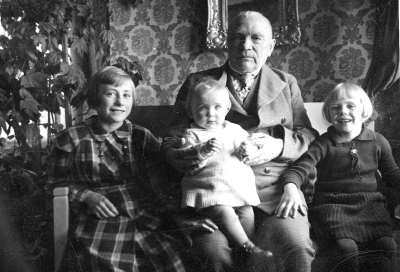 Handlande Käll, Storgatan 26 ( "Käll o Fasth" ).     
från vänster Ulla Ståhl, Gustav Kjell, i knäet Eva Stenlund, Ann Karlberg