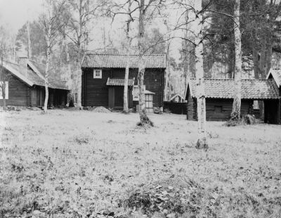 Gästgivarehagen nov. 1976. En del av stadsgården. Stora huset Klockaregården, Har varit tullstuga, belägen vid Norrtull. Den låg där numera Apotekshuset byggts. 
1820 blev den bostad, för klockaren Johan Melkersson. Troligen blev den då påbyggd med övervåning.
Huset till höger bostad och uthuslänga som tidigare varit belägen vid nuvarande Stadshuset. I den bostaden bodde i början på 1900-talet "Sillhilma" som levde på att sälja fisk.