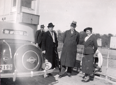 Fru och rektor (?) Samuel Landtmansson ? Olga Wahlberg 
Färjan till Strängnäs