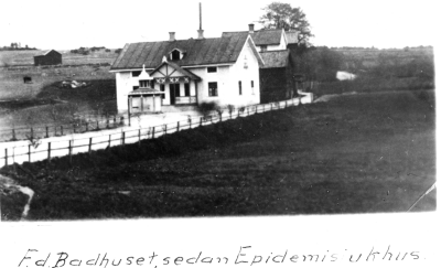 Storgatan i mitten gamla epidemisjukhuset, blev sedan möbelaffär som startades av Gustav Larsson övertogs sedan av Ivar Gustavsson och Sven Nilsson. Vimmerby stad köpte sedan huset och rev det då Storgatan breddades. Bykällan flyttades då 3 meter nordost. Huset bakom ägdes av Oscar Halling såldes sedan till Harry Säll, som sedan sålde till Vimmerby stad Bilden måste vara tagen före 1902 för då byggdes Centralbryggeriet (sedan Pripps) och det finns ej med på bilden. Storgatan 51.   T.E.
