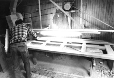 Bildtext: Putsning av ramverk.
Dokumentationsfotografering av tillverkningsprocessen på Snickargården.
Vårvintern 1988
Tillverkning av fransk pardörr.
Avbildade personer:
Tönnes Andersson
Bernth Ericsson
Lillan Ericsson
Alvar Andersson
Bildmaterialet användes senare till en skärmutställning om Snickargården som visades på Vimmerby Bibliotek