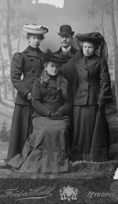 1. Ester Alm  postexp.  4.  Erika Forssell i sorghatt.       