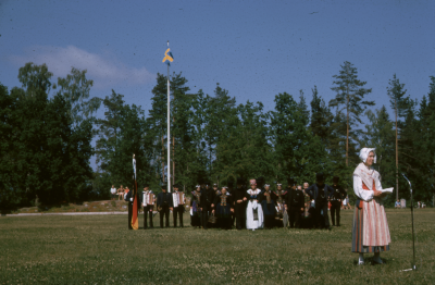 Kvinna i folkdräkt folkdanslag från Tyskland 

090506/KG