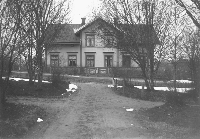 Halldén, Bokhandlare 1910-talet  "Villa Mo" Drottninggatan   
 Villa Mo, ägare bokhandlare Sten Halldén. Efter hans död köptes huset av staden som gav musikskolan dessa lokaler.                       