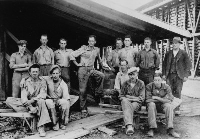 Älåkra tegelbruk, Stående från vänster,  Gustav Petterson, Hjalmar Karlsson,  Valter Andersson,   Sigurd Svensson ( nu i Silverdalen ),  Alf Nilsson  Nils Allvin, Kommunalarbetare,  Edvin ?,   Mars, tegelmästare, sittande från vänster, Göte Karlsson, sedan lantbrukare, Nils Stjärnborg,  Oskar Johansson, Carl Axel Andersson,  Folke Lindström, Grönlid.          