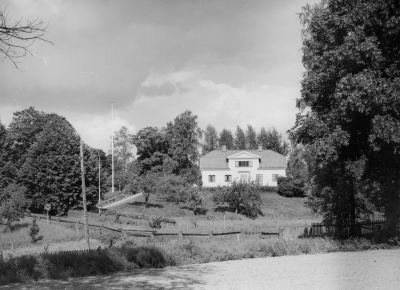 Frödinge 1970  Prästgården. Nu 2003 i privat ägo.        Okänd