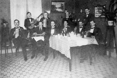 1. Elving Ax,  2. Carl Beijer, motorfab. född 1900-1966,  3. Folke Haller Träskulptör,  6. Oskar Beijer,  bankman  född. 1899-1922,  8. Rudolf Olsson broder till. Richard, Ragnar och  Ragnhild, 9. Valfrid Johansson  "Vale".