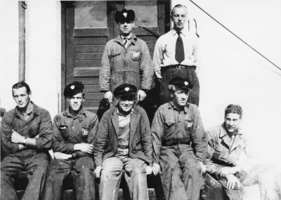 BP:s Personal. Stående från vänster 1 Allan Johansson, 2 Gunnar Thunberg, chef. Sittande: 1 Olof Karlsson sedan polis, Sven Nilsson, chaufför, 3 Hasse Svensson 4 Gösta Falk, sedan chef för Esso i Vimmerby, 5 Olof Lilja sedan bryggeriarbetare, Pripps.             
