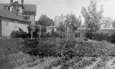 Östra Tullportsgatan 6, Bäcksholm till vänster. 