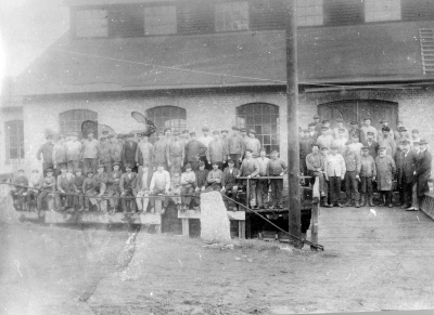 1 Fasth Grovarb. 2  3 Good Krusellsvarv. 4 Hjalmar Johansson 5 Karl Pettersson "Pe" 6 Axel Johansson 7 Axel Rinaldo 8 Simon Danielsson 9 Otto Liljeblad 10 Elof Gräns 11 Oskar Hjort 12 Emrik Hägg 13 Karl Åberg 14 Gustav Strid 14B Valter Vredberg GJ. 15 Seth Pettersson 16 Eskil Johansson 17 Valle Liljeblad 18 Hugo Nilsson V-by 19 Melker Johansson 20 Henning Åberg 21 Oskar Gerhard snick. Från Hjälmshorva 22 Herman Johansson 23 Erik Johansson 24 Ernst Åberg 25  26 Arvid E. Nilsson 27 Karl Olsson ( från V-by ) 28 Nils Strid 29 Arvid Karlsson "Nylund" 30 Karl Oskar Liljeblad 31 Einar Vredberg 32 "Sme´n" Andersson 33 Kael Hellberg 34 Emil Andersson ( Borrare ) 35 Ivar Vredberg 36 Karl Lövgren Hylare 37 John Lundstedt 38 C.G. Johansson Ugnsskötare 39 Henrik Vredberg 40 C.J. Flood 41 Ernst Johansson 42  43  44 Erlandsson Filare 45 Axel Bottner 46 Tage Hammarström 47 Einar Backman 48 Erik Adolfsson ( fr. Berga ) 49 A. Ringkvist filare 50 Axel Åberg 51 Joel Simonsson 52 Ossian Åberg 53 Henrik Ströberg 54 Artur Johansson ( M-Lund ) 55 Martin Petersson H-fred 56 Erik Johansson V-by 57 Ture Liljeblad 58 Robert Mossberg 59 Carl Nyström 60 Edvin Vredberg 61 Hjalmar Hultgren 62 Axel Nyström 63 Albin Andersson 64 C.G. Johansson ( Rensare ) 65 Gubben Hultgren 66 Johan Högman 66B Ivar Nilsson Verkmästare 67 Martin Vredberg Gjutmästare 68 Ing. Erik Schambertz Storebro år 1915 ev 1916     Okänd 