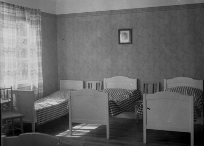 "Meddelande
På förekommen anledning får jag härmed bedja de lantbrukare, som på hösten 1927 skänkte en del timmerstockar för uppförande av barnhemsbyggnaden i Vennebjörke, vända sig till mig före den 15 april för utfående av den ersättning, vartill de kunna anse sig vara berättigade. Då jag ej vet om barnhemmets verksamhet kommer att fortsätta efter detta års utgång, vill jag hava klarhet i denna sak. Vimmerby den 21 mars 1940. Mimmi Ingeström"
Vimmerby Tidning 20/3 1940



Dok.080214/RS