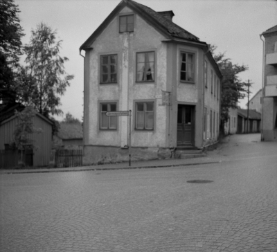 Stångågatan
- Enellska huset -

vid hörnet av Stångågatan och Järnvägsallén, revs när Vimmerby Tidning byggde på 1960-talet. I detta hus drev Selma Nilsson klädesaffär 1920-talet.  

Dok.110330/KG

