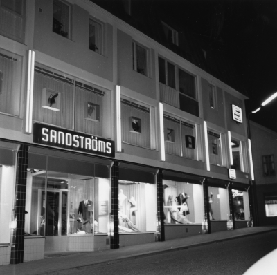 Sandströms klädaffär vid torget

Dok.100601/KG