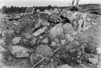 Forngravarne 
Hällkistans östra sida efter friläggningen, sedd från sydost.
Den 10/6 1931