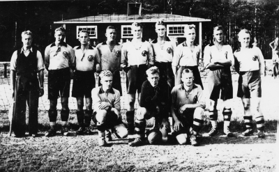 Stående från vänster.   1. ?  2. Helmer Johansson  3. Helge Andersson, Gummireperatör  4. Nils Perfekt, Journalist  5. Ingmar Karlsson "Flinka" Metallarbetare  6. Olle Bäcklund  7. Gunnar Andersson, Träarbetare  8. Birger Karlsson, Träarbetare  9. Göte Leijon, Målare.  Sittande från vänster.   .1 Gustav Ossovicki, Plattläggare  2. Linné Fasth, Träarbetare  3. Eskil Holst       