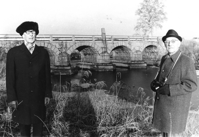 Åkebo bro 1973. Till v. Civilingenjör Robert Karlberg, till h. Fabrikör Karl Malmberg.   T.E.