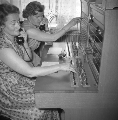 Storebro 

Dok.110516/KG

Telefonstation Storebro före automatiseringen 1958
1.) MÄRTA SUNDSTRÖM / KARLSSON förståndare 2.) ANN-MARIE ( LILLAN ) NILSSON / HENRIKSSON     T.E.