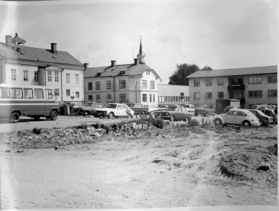 Planering för byggande av Stadshuset. Till vänster ses baksidan av Rådhuset. Till höger därom gamla apotekshuset numera Antikvariat och Rosenkransen. Till höger därom skymtar Epa-huset numera Sandströms. Längst till höger hyreshuset Svalan.