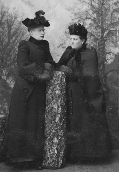 Fröken  Amalia Ekelund  Vimmerby och   Fru Charlott Pettersson, Vimmerby.  Moder till Karin Berggren bankkassörska i Vimmerby. 