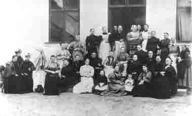 1. Venström  2.Nyberg  3. Söderström  4. Nordgren  5) Betty Henriksson  6. ?  7. Fru Winnerstedt  8. Hilda Svensson Ingebo  9. ? 10. Per Johan Andersson  11. Fru Dotrén  12. Fru Widén  13. Selma Åberg 15. Kristina Andersson  17. Maffe   18. Tilda Dervinger  20. Ida Berggren  21. Fru Fremberg  22. Fru [---] Peterson  24. Lina Nilsson 27. Fru Törne   32. Ebba Dotse.  
