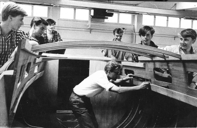 Båtbyggarskolan i Storebro. Gert Svensson arbetar.  