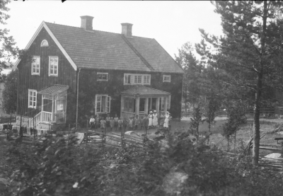Barnhem. koloni vid Krön
"Meddelande
På förekommen anledning får jag härmed bedja de lantbrukare, som på hösten 1927 skänkte en del timmerstockar för uppförande av barnhemsbyggnaden i Vennebjörke, vända sig till mig före den 15 april för utfående av den ersättning, vartill de kunna anse sig vara berättigade. Då jag ej vet om barnhemmets verksamhet kommer att fortsätta efter detta års utgång, vill jag hava klarhet i denna sak. Vimmerby den 21 mars 1940. Mimmi Ingeström"
Vimmerby Tidning 20/3 1940


Dok.070817/RS