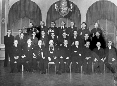 1. Thor Larsson, brevbärare  2. Ture Ax, försäljare  3. ?  4 Hugo Tolén, folkskollärare  5. Larsson, skogsförman  6. Folke Olsson, folkskollärare  7. Klarin läkare  8. Beyron Milton, guldsmed  9. Rickard Sandström, direktör  10. Olof Lindblad  11. Åke Eckerström, advokat  12. Kitrich Brynjer, bankman  13. Harald Jonsson, grundläggare  14. Emil Larsson brevbärare  15 [---] Hjelm, snickare  16. Thure Pettersson, murare  17. Bertil Boberg  18. Helge Norman, rörmokare  19. Holger Lindström, färghandlare  20. ?  21. Edvin Gabrielsson, skogvaktare  22. Ragnar Odevall, borgmästare  23. Eklund, K.F. föreståndare  24. Enar Karlsson, bilmekaniker  25. Emil Larsson, brevbärare  26. Emil Severin, häradshövding. 