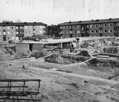 Enligt uppgift från Vimarhem 2020-03-13: Bilden föreställer Torgrundan 34-36 och 40-42 i Storebro. Grunden skall bli Torgrundan 19-23-25.
Att det skulle vara Byggnation av Kvarteret Furan stämmer alltså ej. 
