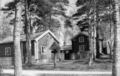 Östra Tullstugan flyttad till Gästgivarehagen omkring 1927. Till höger Klockaregården.