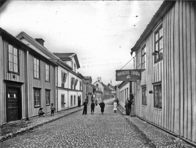Mannen med tummarna i västhålet är Redaktör Axel Wimmerkrantz, ägare av Vimmerby Tidning.  T.E.