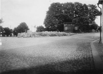 Ålderdomshemmet " Grythult " rives, vid Västra Tullen mellan Storgatan och Sevedegatan. Till höger Östermans gård.  T.E.