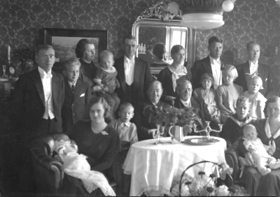 Artur Jansson??

Bryggmästare?? se 12322 Johansson Åbro
Enligt PRO så är mannen längst t v Einar Samuelsson Brantemo och bebisen t v Greta Samuelsson Brantemo



Dok.080701/RS