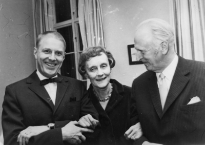 Från vänster  Stig Alemyr, riksdagsman, ordförande i stadsfullmäktige,  Astrid Lindgren, författarinna och Erik Westerlind, landshövding i Kalmar.   