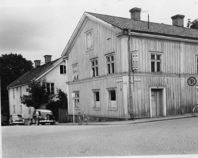 Bursellska huset, med ingång i dörren till höger, hade frisörmästare Ture Grönqvist sin frisersalong. I samma hus till höger hade Oskar Johansson ett sadelmakeri.
I huset i backen hade grönsakshandlare Linus Andersson, Koppetorp, sitt lager av grönsaker. Han hade grönsaksstånd på torget vissa dagar. Sonen driver  nu Vidersborgs handelsträdgård på Trekanten Vimmerby.