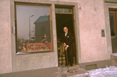 Skyltfönster man som hackar is från trappa

090409/KG