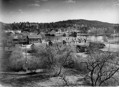 Längst bort vid skogsranden Storebro gamla skola och lärarbostad. Nere vid dammen Stora och Lilla kasern samt till höger tvättstugan. På övre våningen där var den första telefonstationen i Storebro.
I huset bakom tvättstugan bodde familjerna Hjort och " Haltemil " på 1940 - talet. 
I förgrunden Kvarnen och Smedstugorna. Tidigare på 1910 eller 1920 - talet bodde smederna Hamrin, Tolf och Karlsson i dessa stugor.
Huset till höger är mejeriet