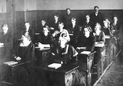 Vårterminen Samrealskolan. 1. Tecla von Reis klassföreståndare, 2. Edvard Köhlgren rektor, 3. Märta Andersson, 4. Greta Hansson, 5. Greta Bergström, 6. Naemi Karlsson, 7. Martin Gustavi 8. Ruth Karlsson, 9. Elsa Gillberg, 10. Astrid Eriksson, 11. Ängqvist  Oskarshamn, 12. Ivan Lilja, 13. Erik Karlsson Björndal, 14.. Martin Eriksson, 15. Erik Hallberg Vimmerby 16. Emil Beijer Vimmerby  1913        T.E.