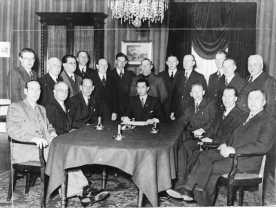 1 Thörnqvist Pelle filare, 2 Rudell Erik Skohandl, 3 Thörnkvist Henry Handl, 4?          5 Pettersson Gunnar Charkuterist, 6 Boman Nils Trädgårdsmästare, Bälter Olsson Handl, 8 Nils Leufstedt Handelskompaniet, Jonsson Axel Handl, 10? 11 Svensson Elof Handl, 12 Ståhl Axel Möbelfabrikör,              13 Malmberg Karl Möbelfabrikör, 14 Ahlqvist Joel resande på Handelskompaniet,           15 Sandström Werner Handl., 16 Andersson Nils (sedan Dahlgren) Handl., 17 Vogel John Urmakare, 18 Swahn Helge Handl., 19 Ernst Gustavsson Specerihandl. Vimmerby köpmannaförening 1940.   T.E.