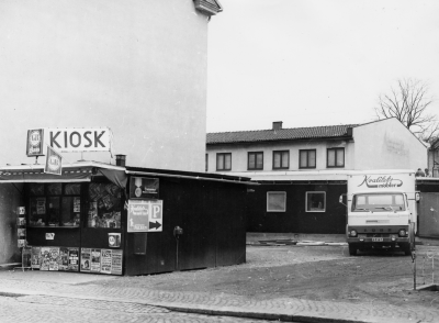 Drottninggatan. Lisbeth Jonssons Kiosk. Vita huset  till vänster, Handelskompaniets kontor. Huset med fönster Kvalitetsmöbler.